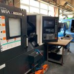 Maschine Pfeifer Beschläge CNC Fräse von außen mit Steuerungsdisplay